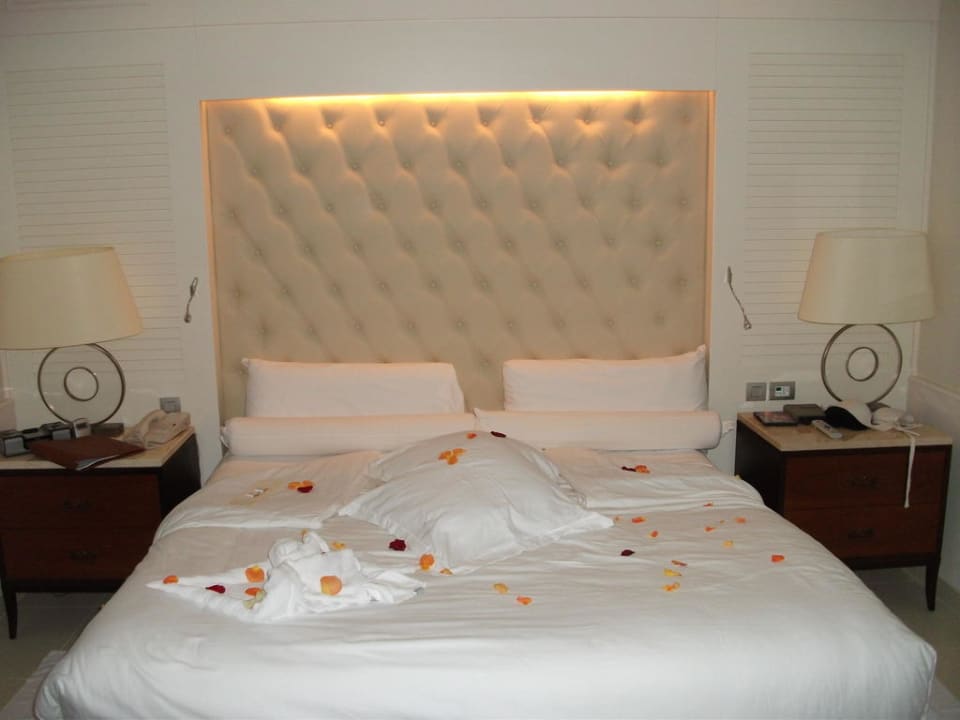 Unser Bett mit Rosenblättern JOIA Bávaro by Iberostar