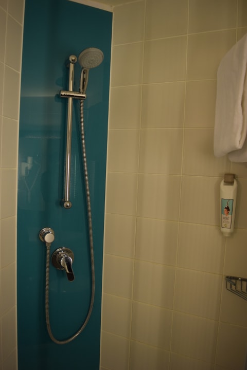 Handbrause in der Duschkabine. Shampoo/Duschgel nur aus eine ibis Hotel Ankara Airport