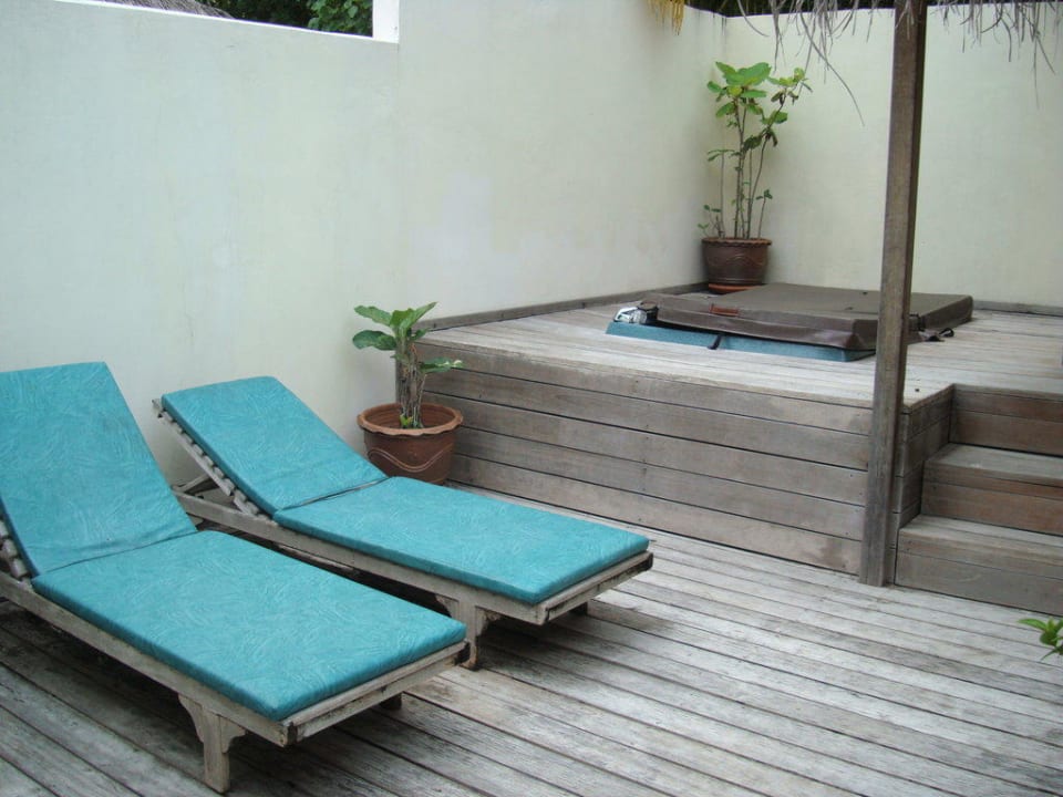 Liegen auf dem "Sonnendeck" des Zimmers Meeru Maldives Resort Island