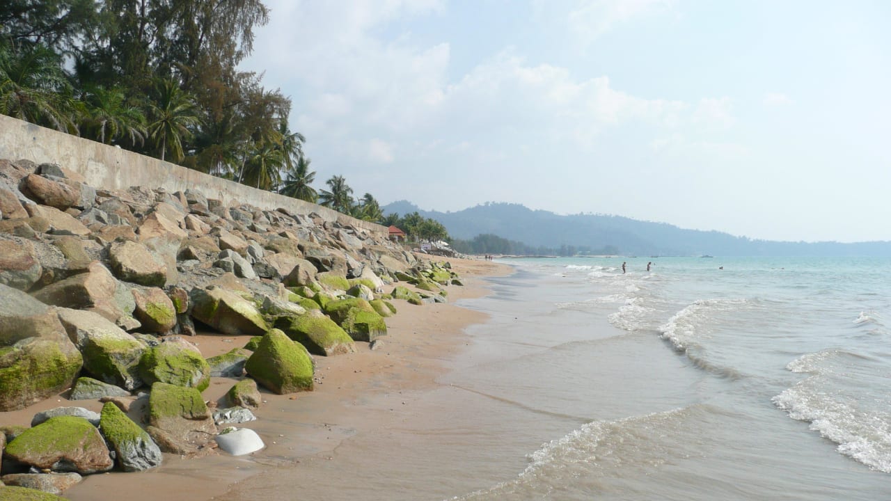 Beschriebener Strandbereich bei Ebbe Fanari Khaolak Resort