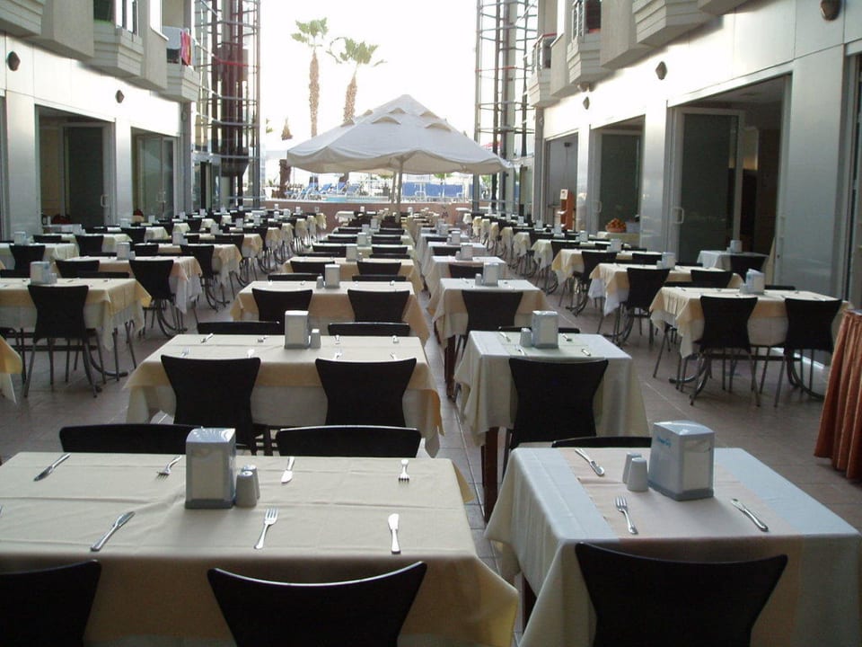 Essensbereich Innenhof Poseidon Hotel
