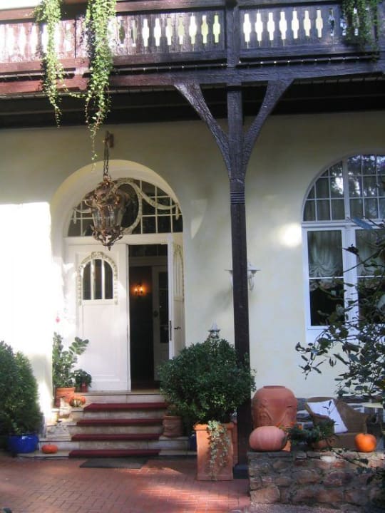 Hoteleingang PARK VILLA zentral am Mittelrhein