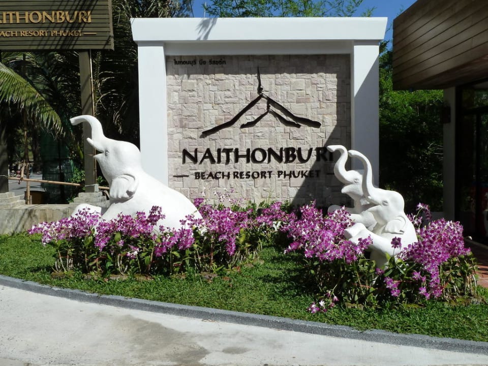 Hoteleinfahrt Hotel Naithonburi Beach Resort