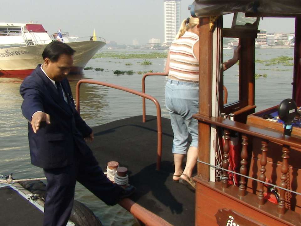 Zubringerboot Hotel zum Zentralpier Ramada Plaza by Wyndham Bangkok Menam Riverside