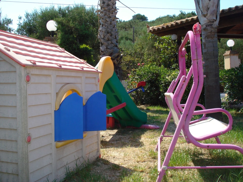 Verschimmelter Spielplatz Hotel Petros