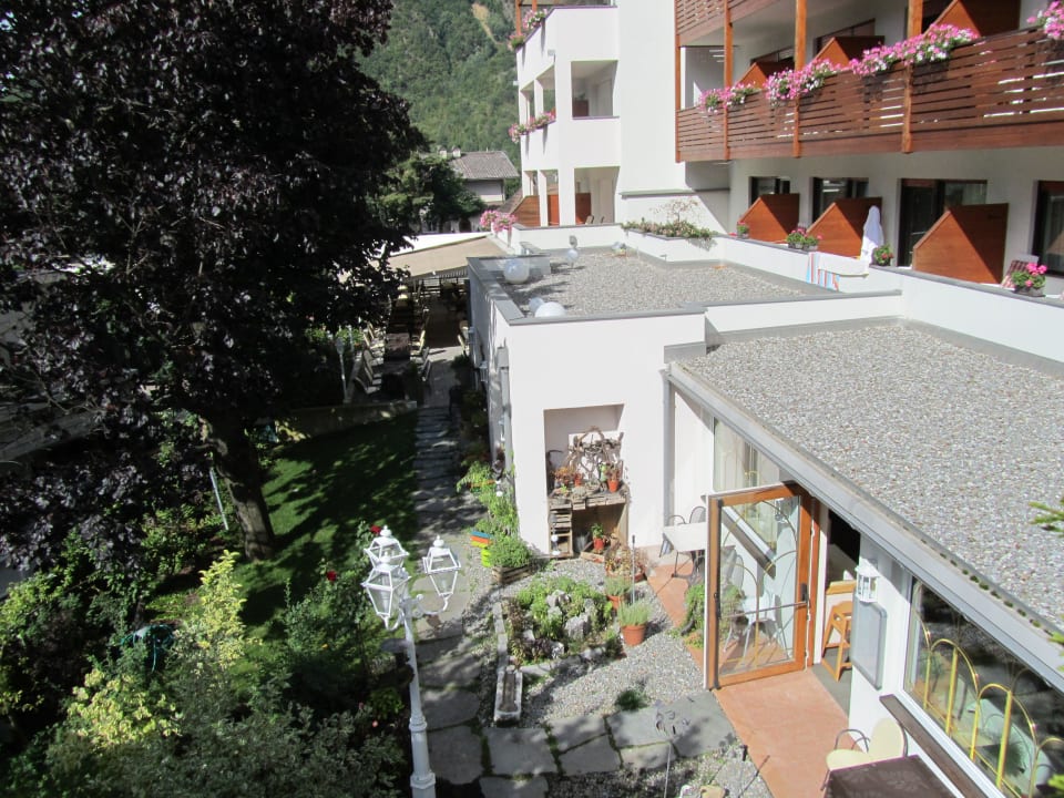 Blick von der Liegewiese Richtung Restaurant Vitalpina Hotel Waldhof