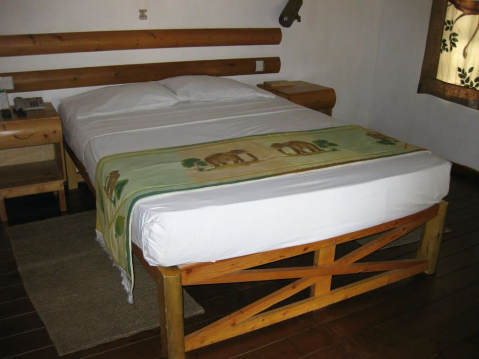 Doppelbett im Bungalow Hotel Chaaya Wild Yala