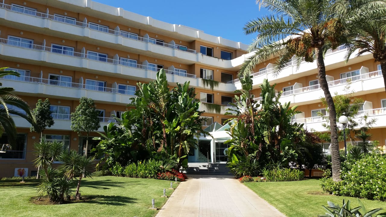Blick auf das Hotel vom Gehweg JS Alcudi Mar