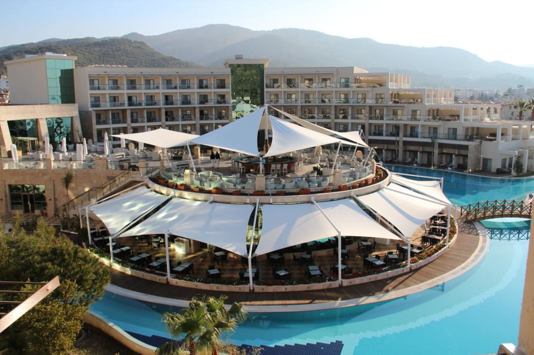 Buitenbar en onder restaurant Paloma Pasha