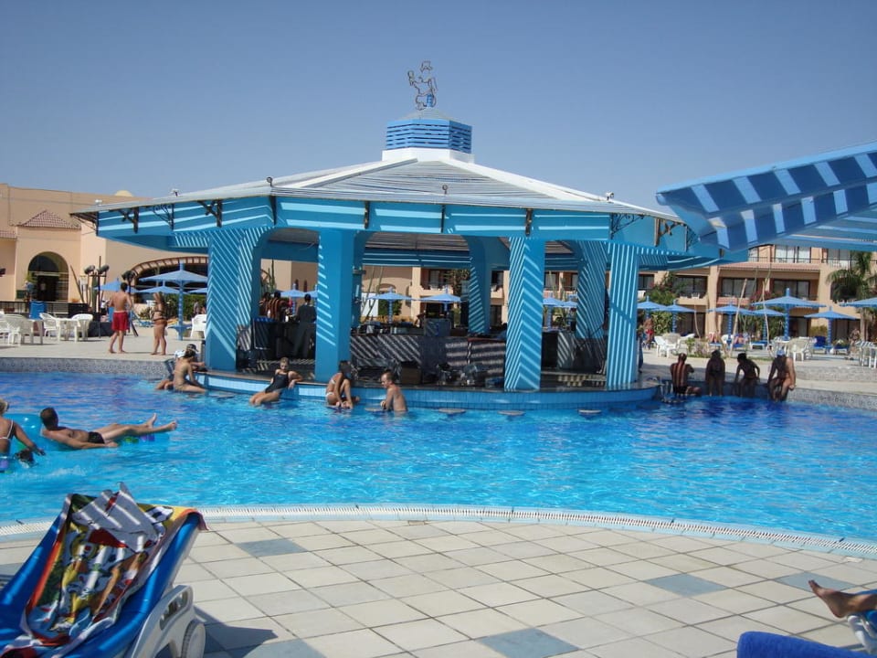 Bar na środku basenu Aladdin Beach Resort