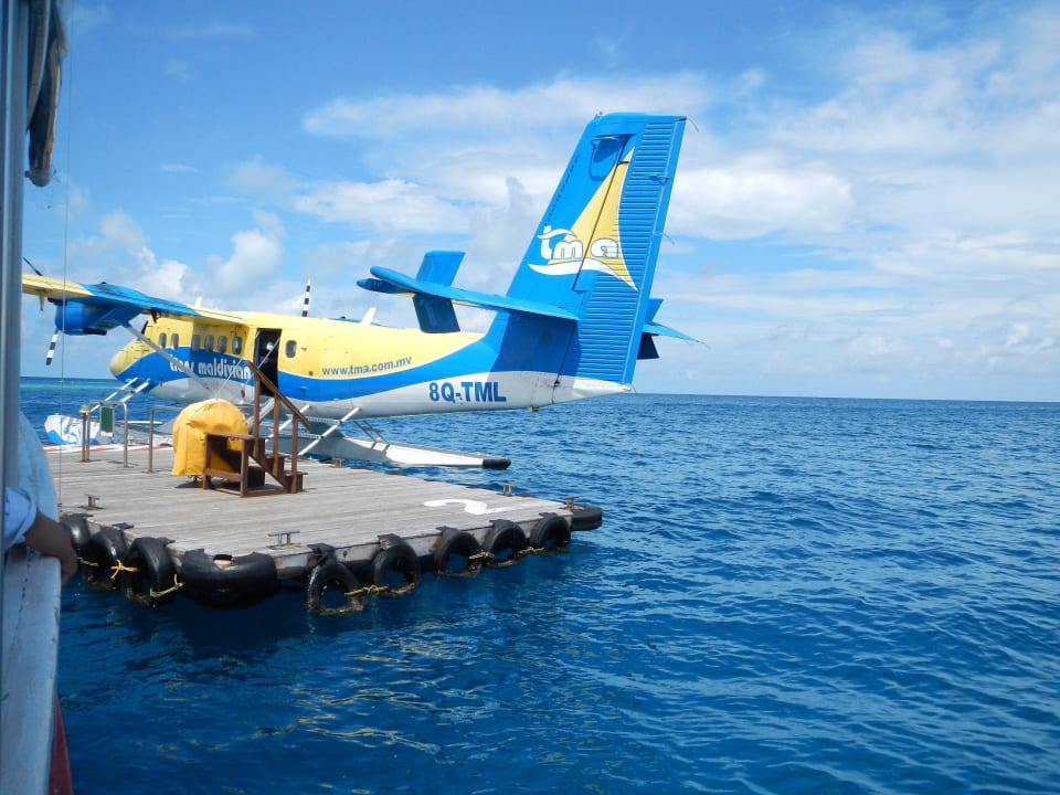 Wasserflieger am Anlegeplatz vor Rashdoo Kuramathi Maldives