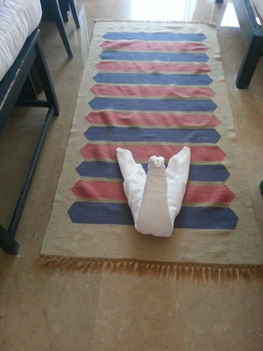 Bastelkünste vom Zimmerboy Palm Beach Resort