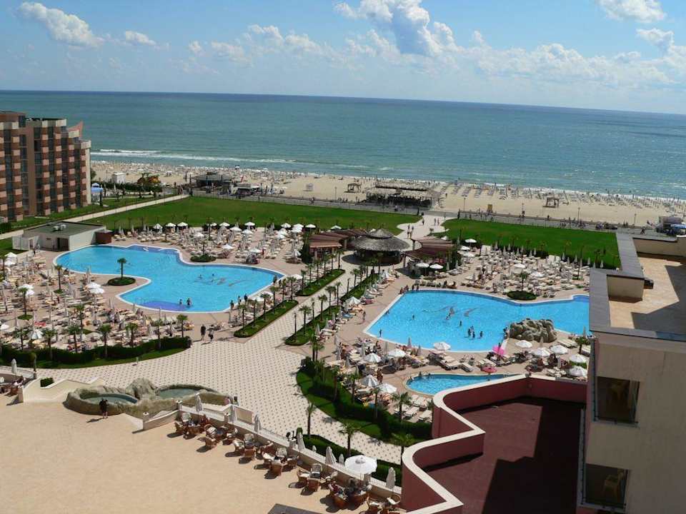 Blick auf Poollandschaft und Strandbereich DIT Majestic Beach Resort
