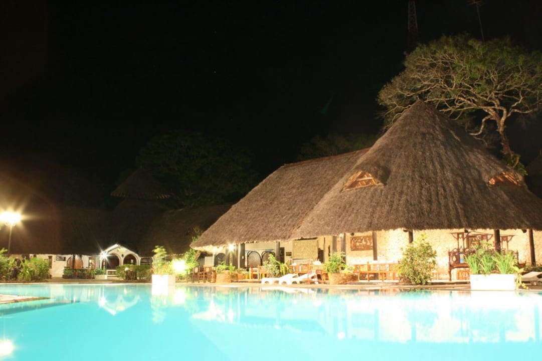 Pool bei Nacht Hotel Safari Beach
