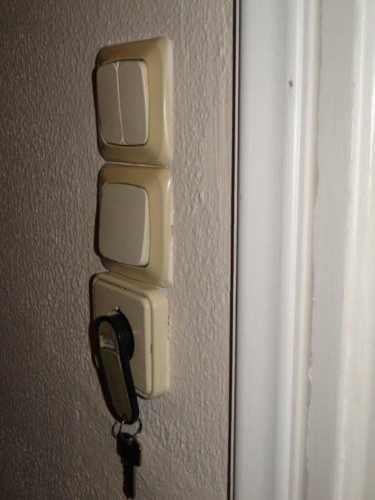 Vergilbte Schalter und gebrochener Magnetanhänger Grecotel Casa Paradiso