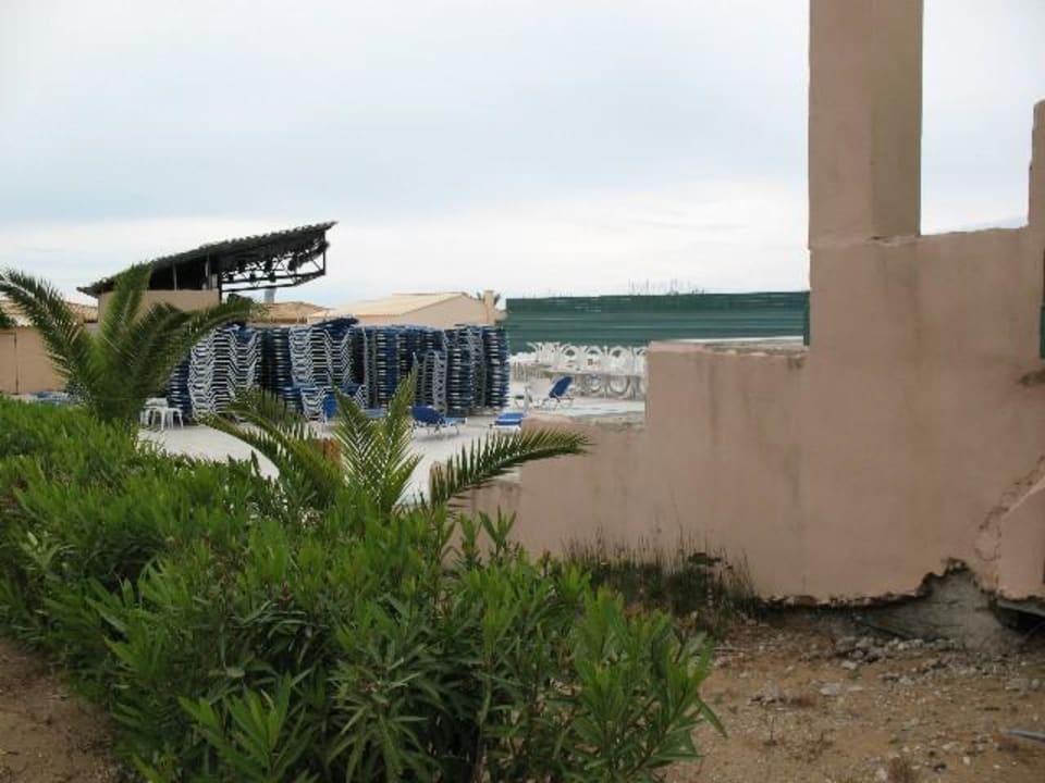 Ungepflegtes Außengelände Sandy Beach Resort