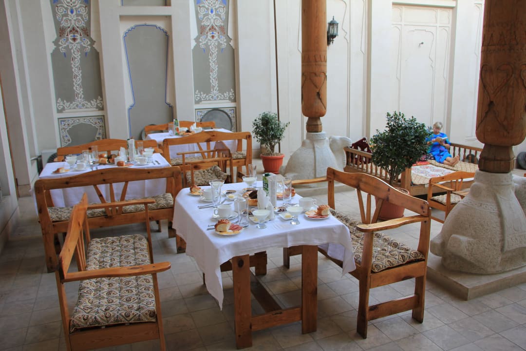 Frühstück im Innenhof Shoxtut Hotel