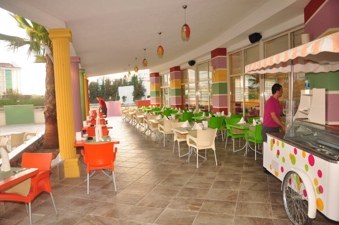 Terrasse mit Eiswagen Ramada Resort by Wyndham Side