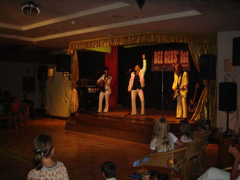 Abendliche Show. Hier:Bee Gees Club Jandia Princess
