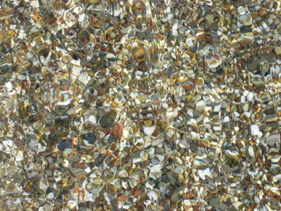 Kieselig, aber wunderschöne Farben und das Wasser glasklar! Sunrise Resort Hotel