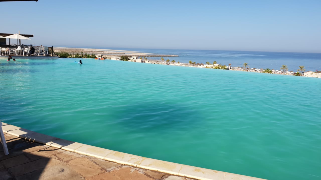 Pool The Cove Rotana Resort