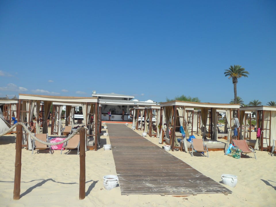 Strandbar mit tollen Liegen Club Salammbô Hammamet