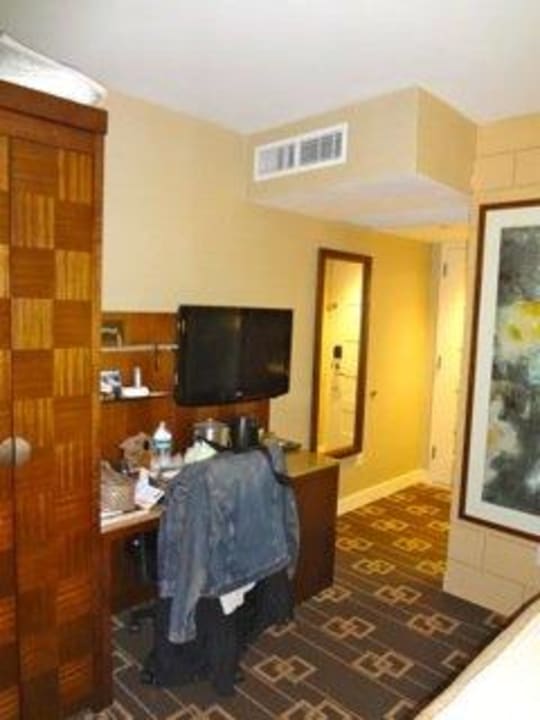 Kleiderschrank und Schreibtisch Hotel Wyndham Garden Chinatown