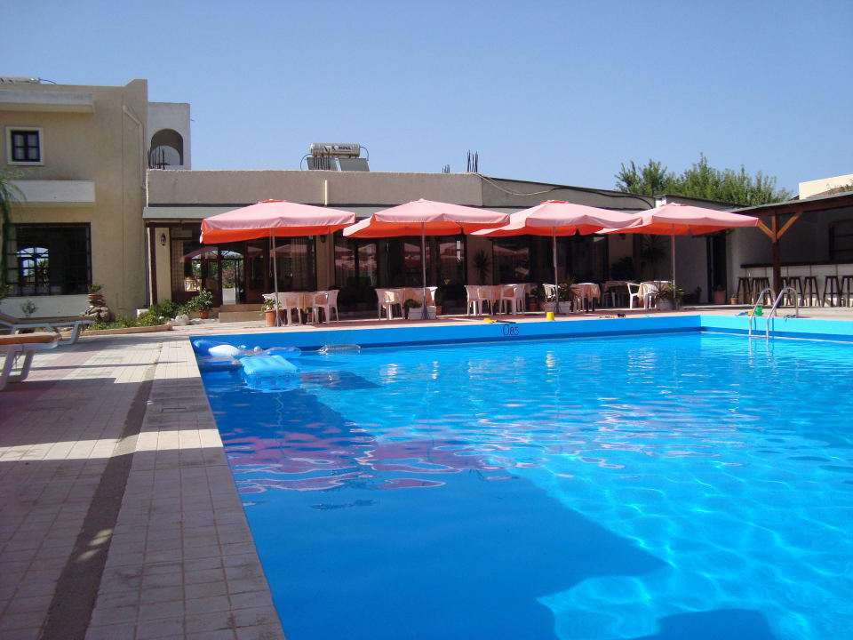 Pool und Terrasse (Frühstück und Abendessen) Hotel Hermes