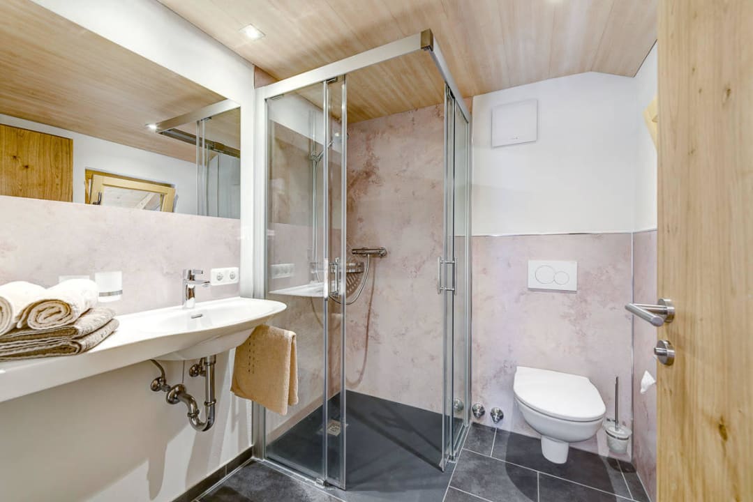 Badezimmer mit Fußbodenheizung Familienbauernhof Burtscher