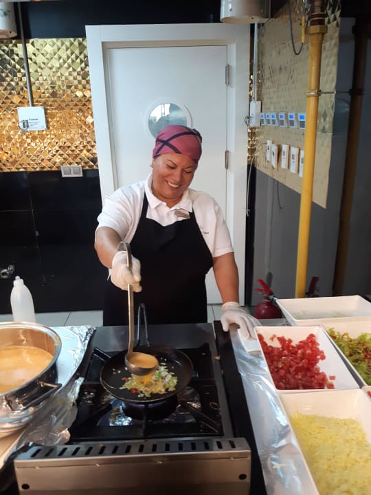 Dame für frische Omeletts Side Royal Palace Hotel & Spa