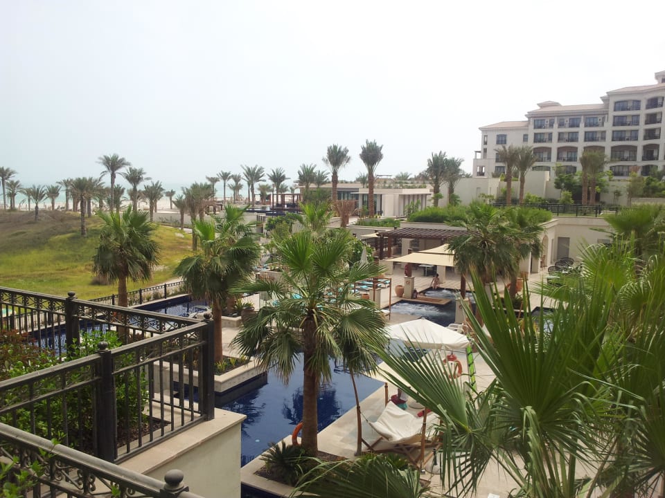 Teil der Poolanlage The St. Regis Saadiyat Island Resort, Abu Dhabi
