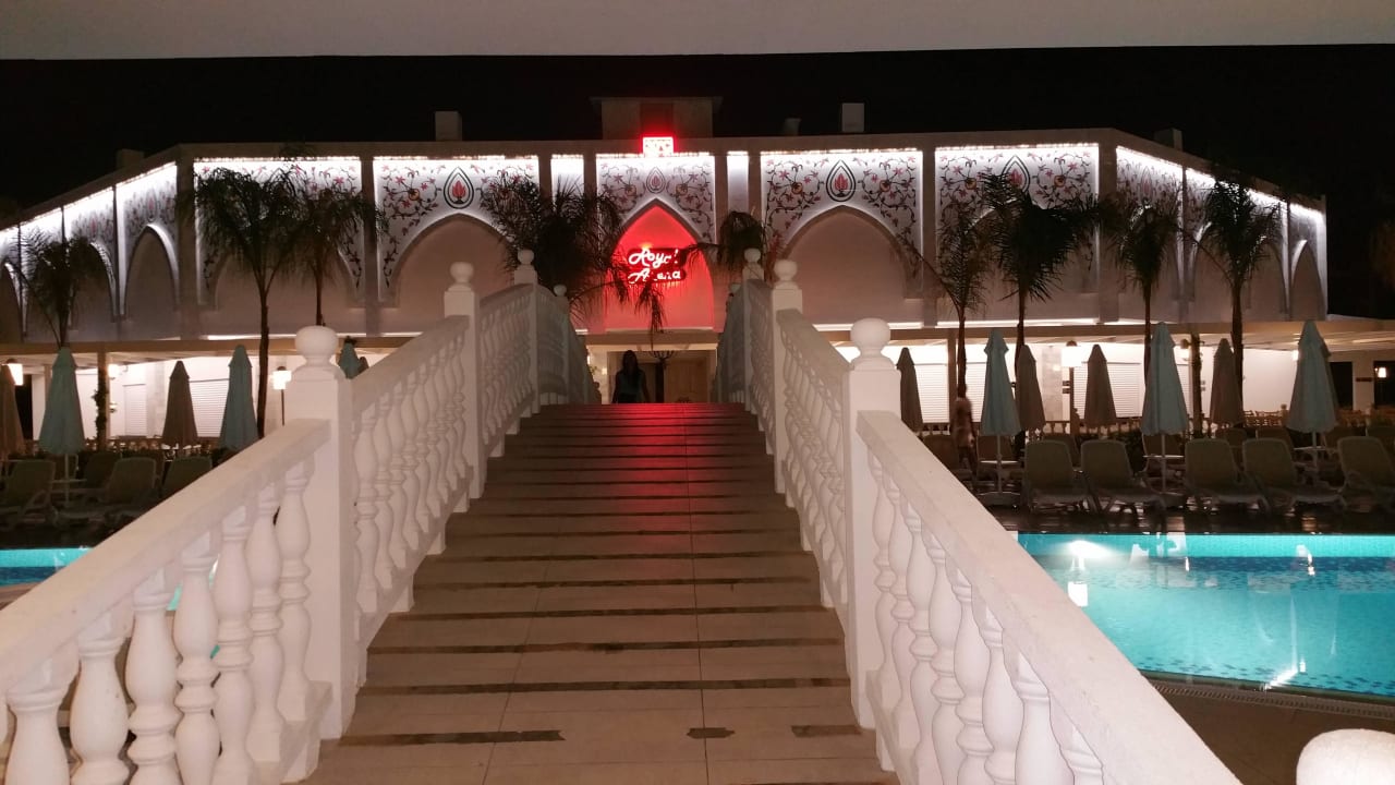 Brücke Pool Royal Taj Mahal Hotel