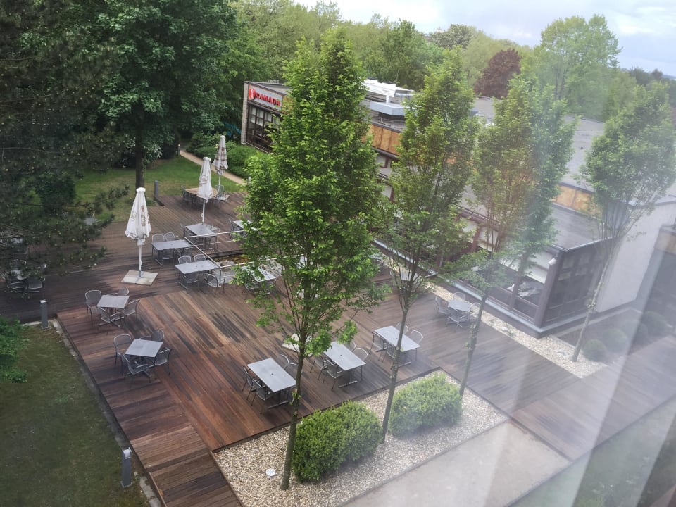 Blick auf die Terrasse vom Zimmer H+ Hotel Bochum