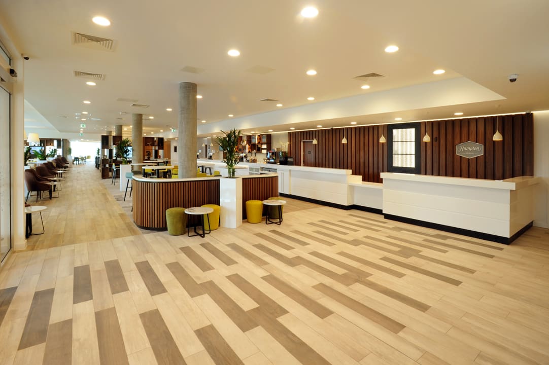 Lobby Hampton By Hilton London Stansted Airport