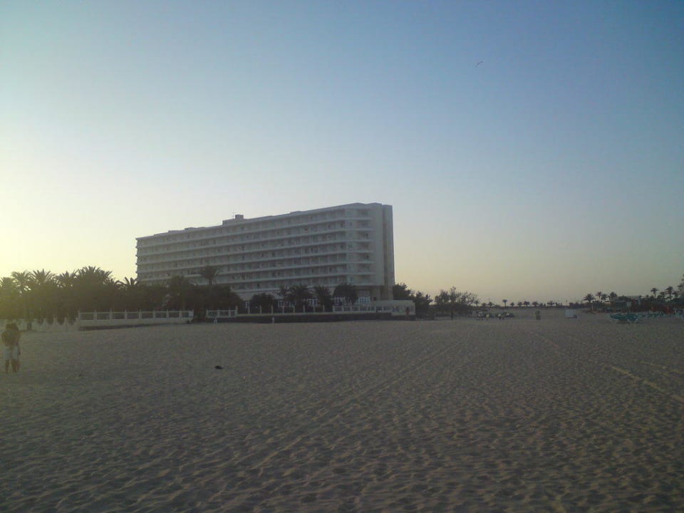 Blick vom Strand zum Hotel Hotel Riu Oliva Beach Resort