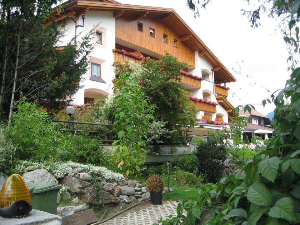 Blick vom Garten auf das Hotel La Vimea Biotique Hotel