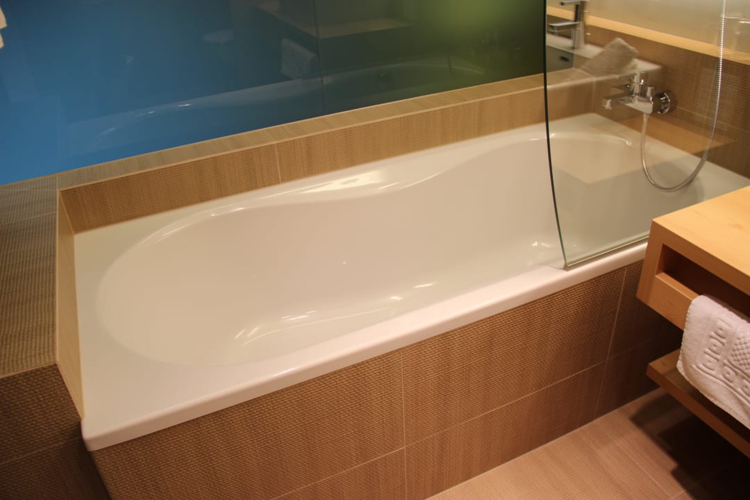 Badewanne mit Dusche Spa Hotel Zedern Klang