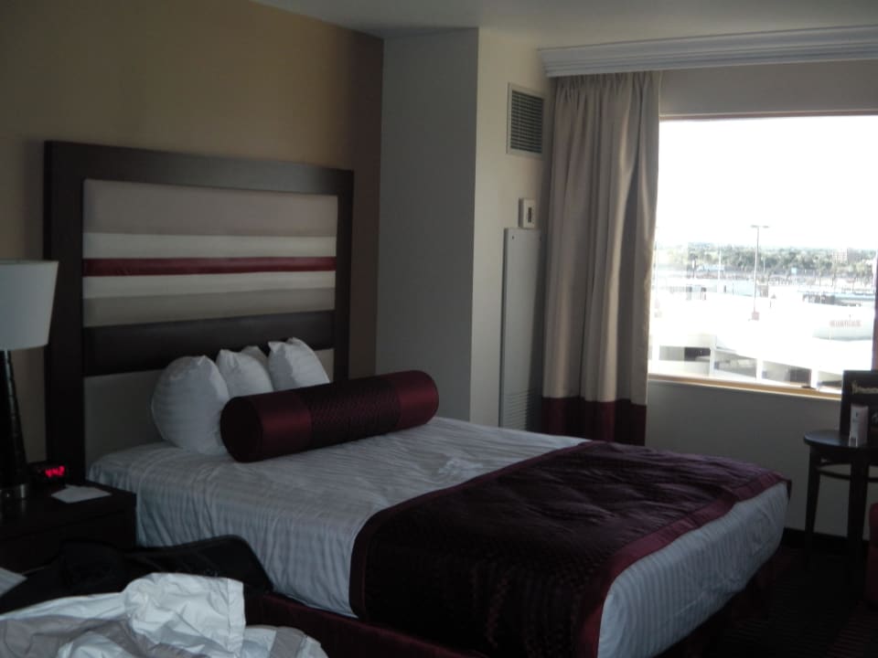 Eins der zwei Betten The STRAT Hotel, Casino and SkyPod