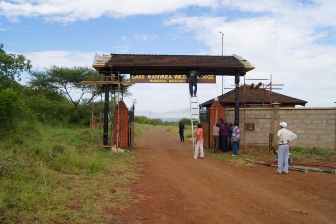 Eingangstor zur Lodge (neues Schild aufgehängt) Manyara Wildlife Safari Camp