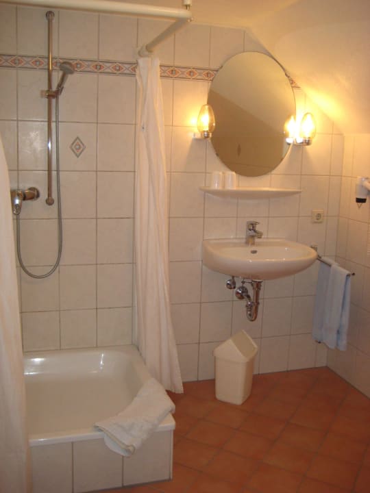 Badezimmer mit Dusche Sontheims Naturhotel & Spa