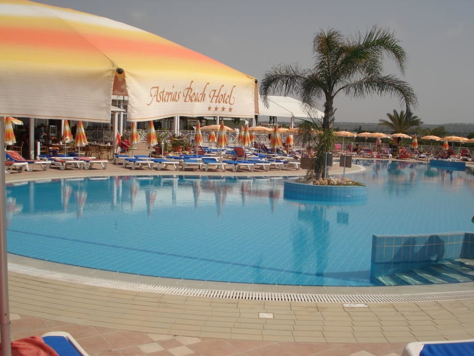 Großer Pool Asterias Beach