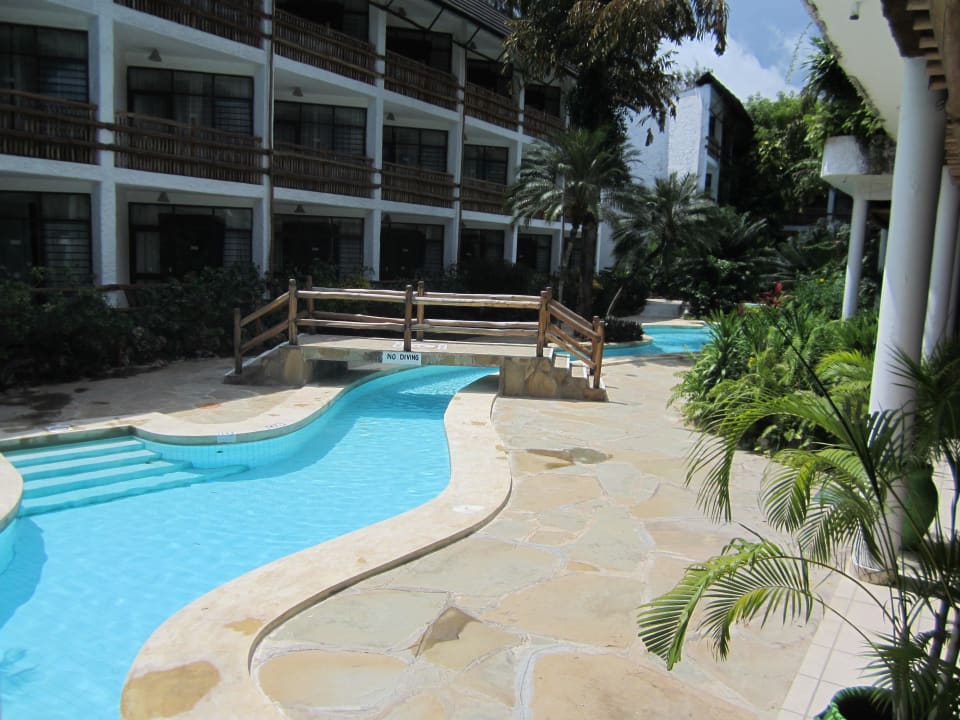 Kanalverbindung zu Pools Hotel Traveller's Club