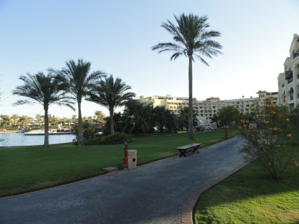 Hotel mit Teilen der Poolanlage Steigenberger ALDAU Beach Hotel