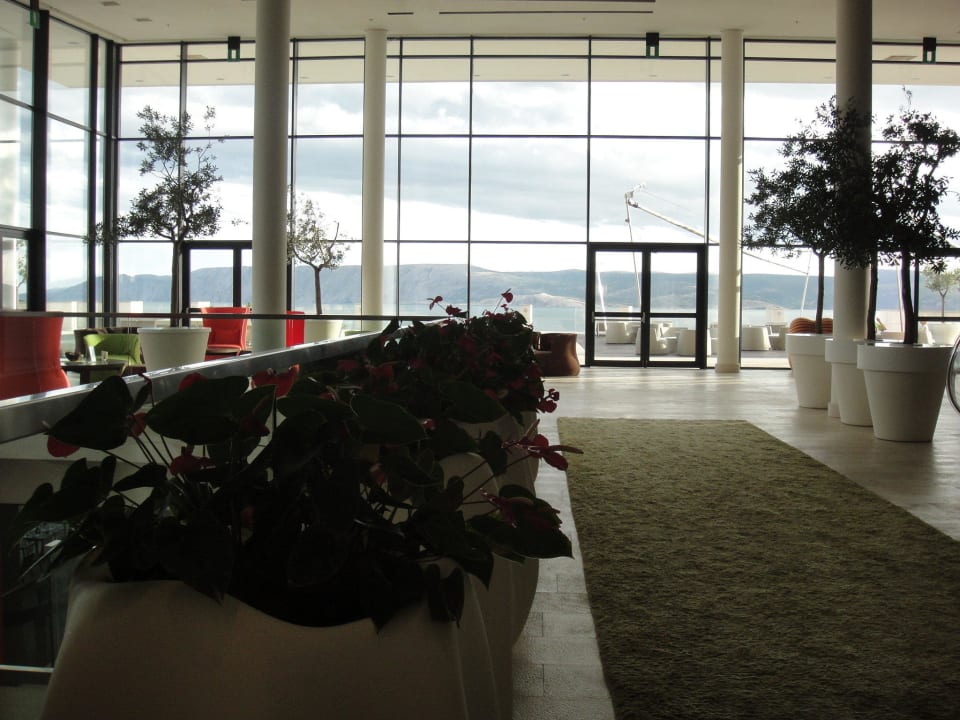 Vom Foyer/Rezeption zur Bar und Terrasse Wyndham Grand Novi Vinodolski Resort - The View & Family Apartments