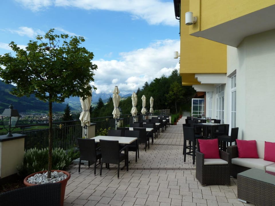 Terrasse mit Sitzgelegenheiten Hotel AlpenSchlössl