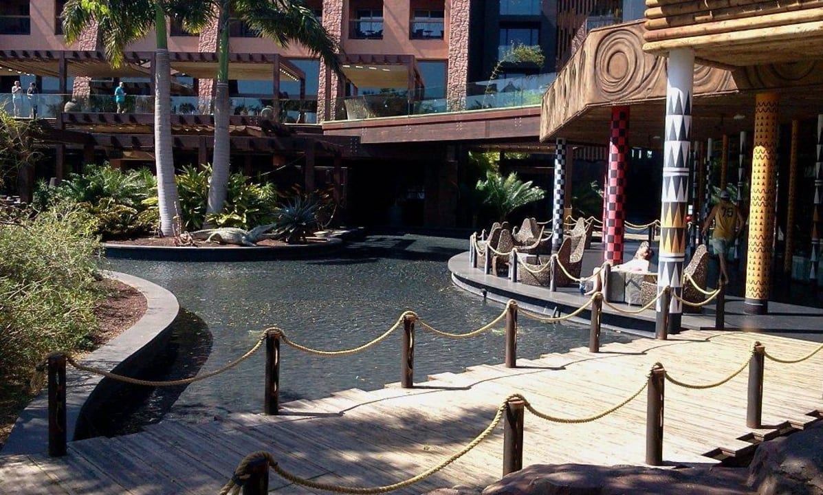 Teil der Teichanlage u. unterer Barbereich Lopesan Baobab Resort