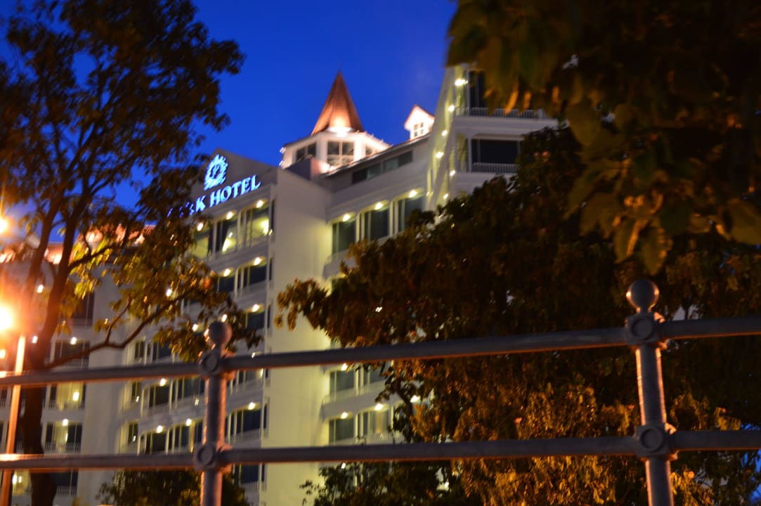 Im Dunkeln The Robertson House by the Crest Collection