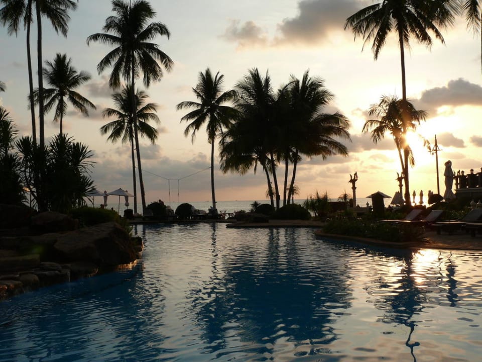 Pool am Meer bei Sonnenuntergang Santhiya Tree Koh Chang Resort