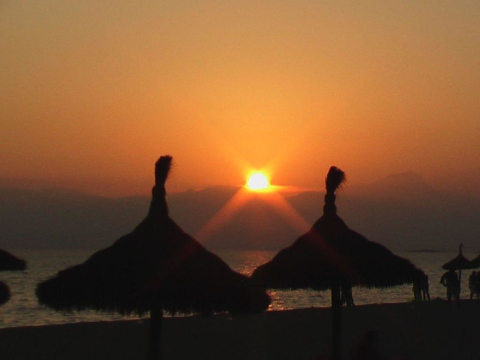 Sonnenuntergang am Strand vorm Hotel Grupotel Acapulco Playa - Adults Only