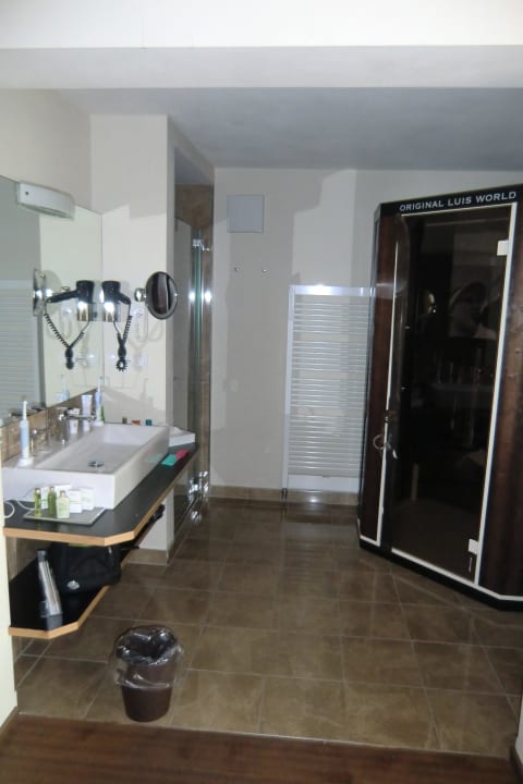 Badbereich mit Dusche und Infrarotkabine Quellenhof Luxury Resort Passeier